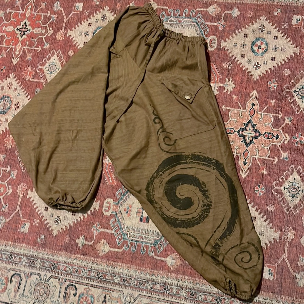 Authentic Harem yoga pants made in Thailand one size brown with pockets.